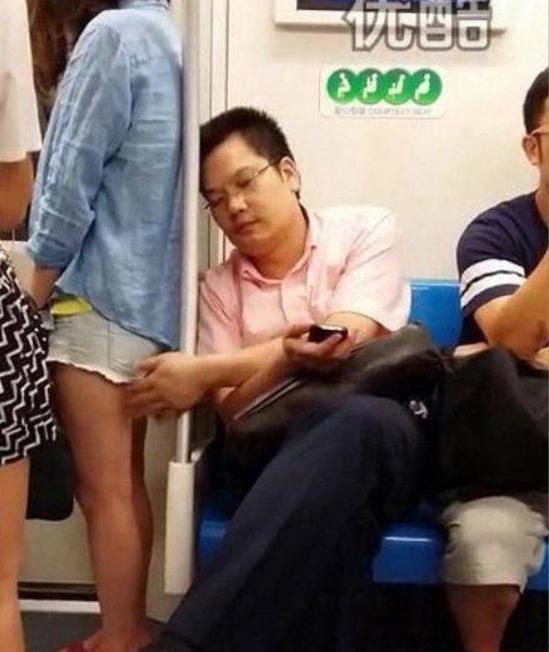 男孩脱裤子摸鸡视频